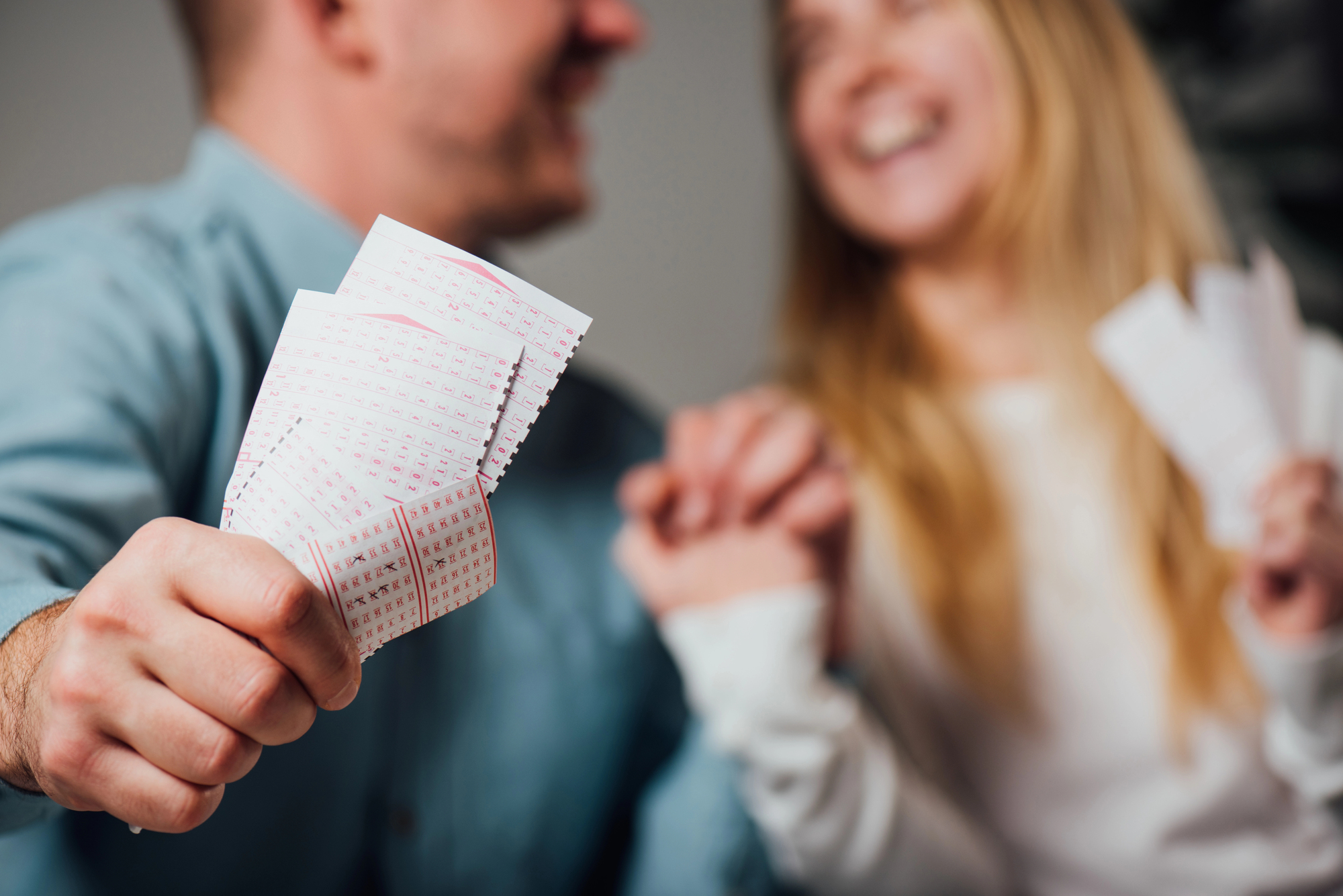 pareja con billetes de loteria
